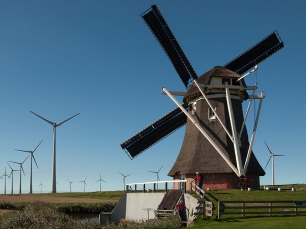 جميع قطارات هولندا تسافر الآن بقوة الرياح .. فيديو