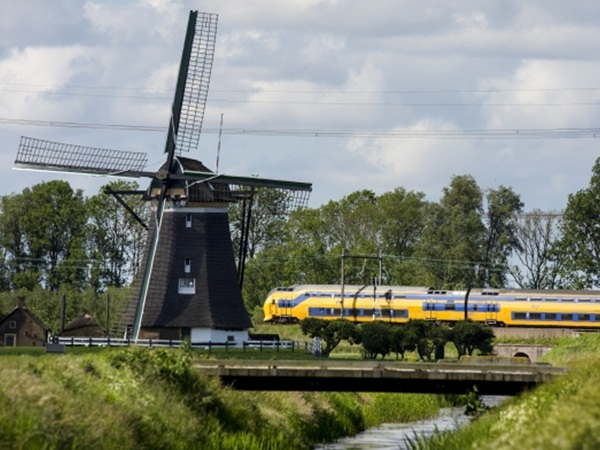 جميع قطارات هولندا تسافر الآن بقوة الرياح .. فيديو
