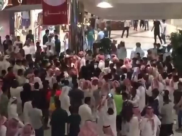 بالفيديو .. تجمهر الشباب حول الفتيات في المول