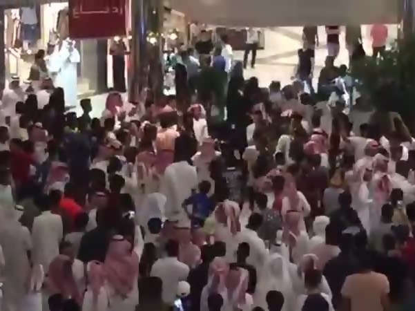 بالفيديو .. تجمهر الشباب حول الفتيات في المول