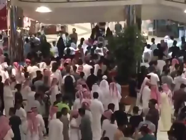 بالفيديو .. تجمهر الشباب حول الفتيات في المول