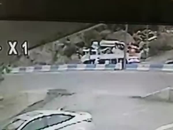 حادث سير مأساوي يودي بحاية اثنين وإصابة آخرين .. فيديو