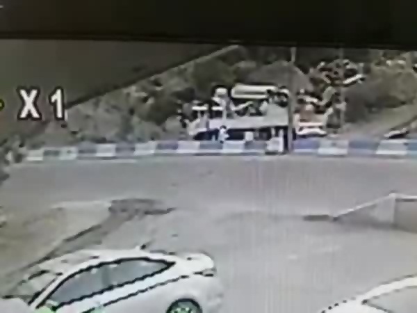 حادث سير مأساوي يودي بحاية اثنين وإصابة آخرين .. فيديو
