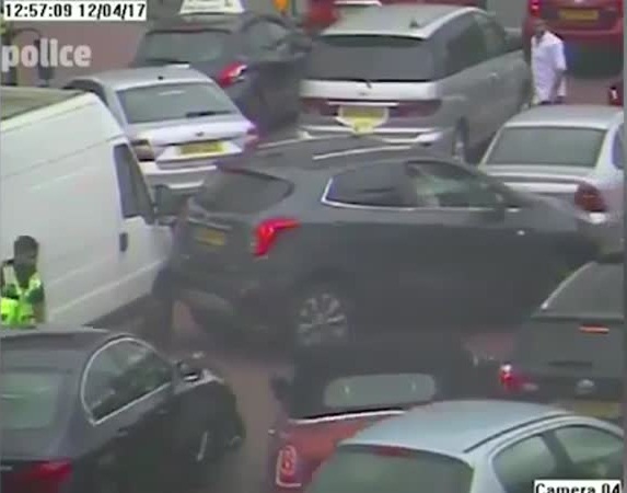 يحاول الفرار من الشرطة بخدعة ذكية ولكنها تنقلب عليه .. فيديو