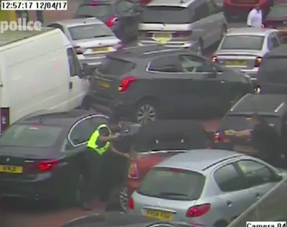 يحاول الفرار من الشرطة بخدعة ذكية ولكنها تنقلب عليه .. فيديو