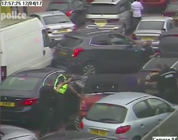 يحاول الفرار من الشرطة بخدعة ذكية ولكنها تنقلب عليه .. فيديو