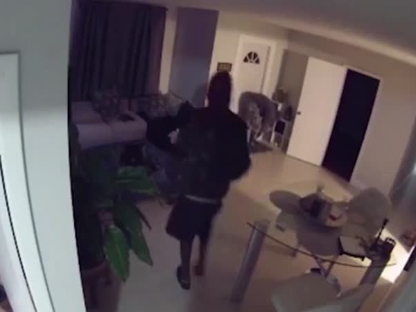 بالفيديو .. لصين يحتجزان طفلًا داخل منزله