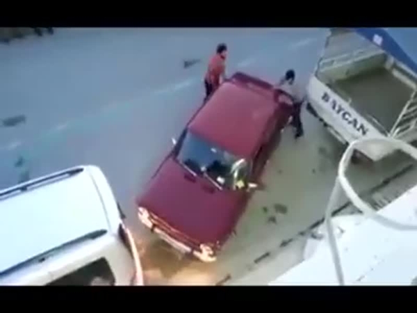 هكذا يتم إيقاف السيارة .. بالتعاون والمشاركة