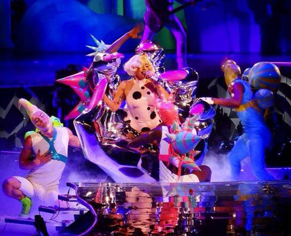 "Lady Gaga" تفتتح جولتها العالمية من دبي  