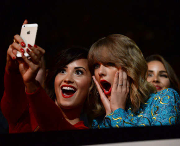اليك اجمل صور المشاهير وهي تلتقط صور Selfie لهذا العام
