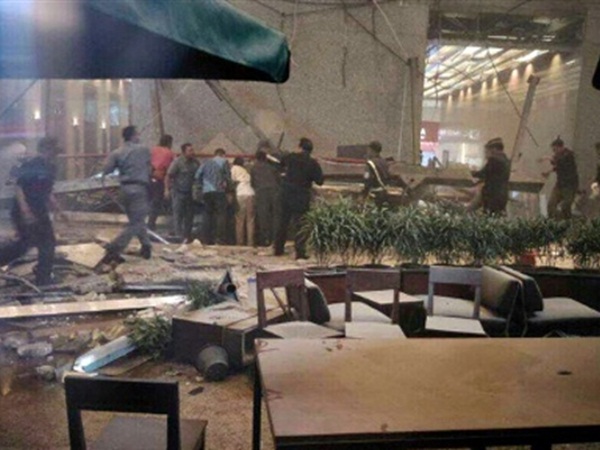 بالفيديو .. شاهد لحظة انهيار شرفة في البورصة