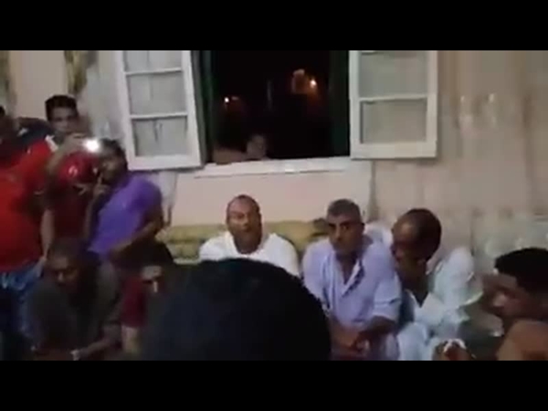 شاهد فيديو لفتاة تقوم بضرب ثلاثة شباب بالحذاء في وجود الكثير من الأشخاص والسبب