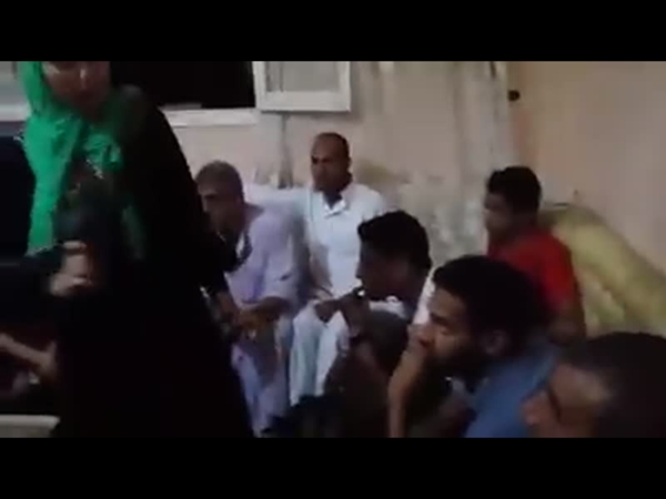 شاهد فيديو لفتاة تقوم بضرب ثلاثة شباب بالحذاء في وجود الكثير من الأشخاص والسبب