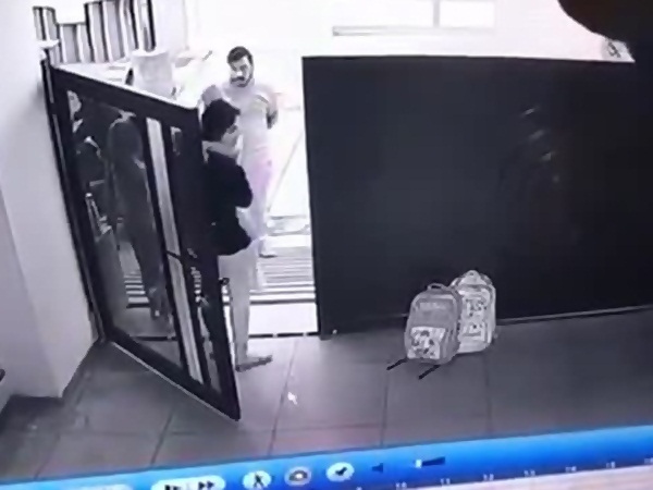 بالفيديو .. يختطف طفلًا من منزله بوجود أهله