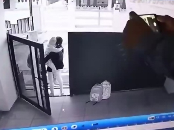 بالفيديو .. يختطف طفلًا من منزله بوجود أهله