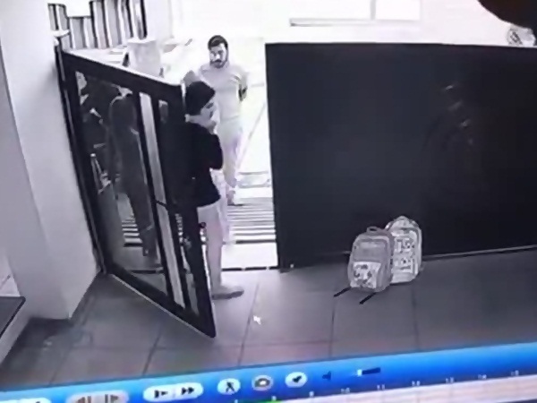 بالفيديو .. يختطف طفلًا من منزله بوجود أهله