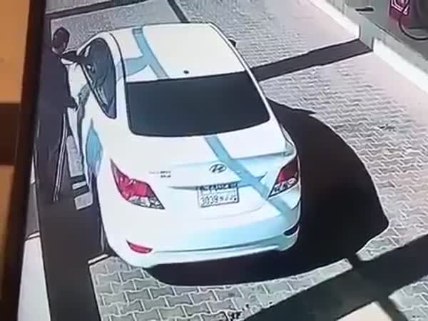 فيديو لسائق ينهال ضربًا على عامل في محطة وقود بالمملكة