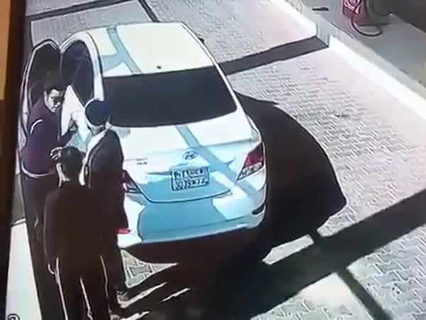 فيديو لسائق ينهال ضربًا على عامل في محطة وقود بالمملكة
