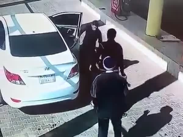 فيديو لسائق ينهال ضربًا على عامل في محطة وقود بالمملكة