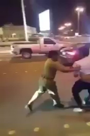 الحقيقة وراء المشادة وتقطيع الملابس بين رجل مرور في السعودية ومواطن