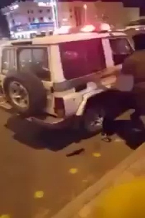 الحقيقة وراء المشادة وتقطيع الملابس بين رجل مرور في السعودية ومواطن