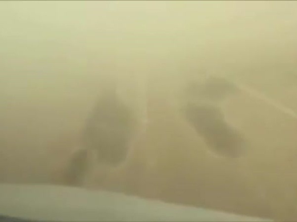 شاهد مهارة طيار على الخطوط السعودية وهبوطه وسط الغبار الكثيف