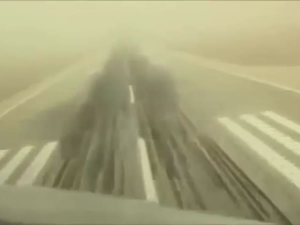 شاهد مهارة طيار على الخطوط السعودية وهبوطه وسط الغبار الكثيف