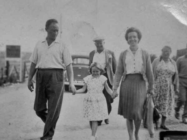 تتلقى كروت المعايدة الخاطئة منذ 20 عامًا .. وأخيرًا قررت البحث عن الموجه إليهما الصور .. فماذا حدث