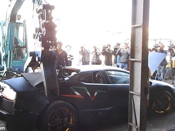 تحطيم السيارة اللامبورغيني كان عقاب سائقها على هذا الأمر .. فيديو