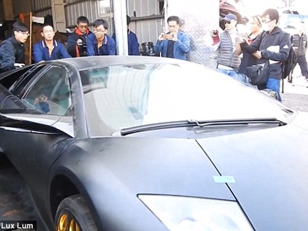 تحطيم السيارة اللامبورغيني كان عقاب سائقها على هذا الأمر .. فيديو