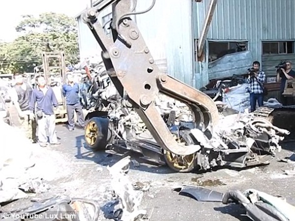 تحطيم السيارة اللامبورغيني كان عقاب سائقها على هذا الأمر .. فيديو