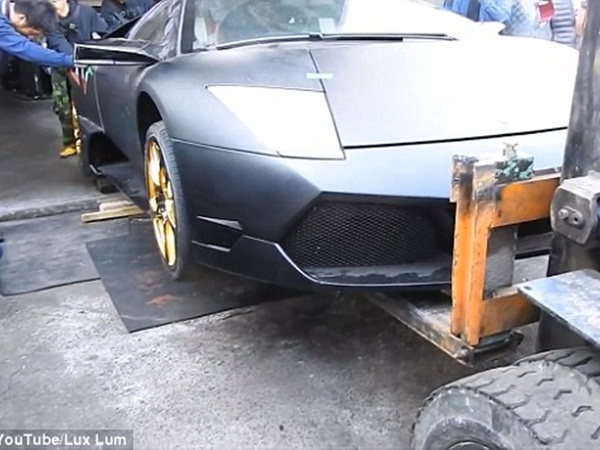 تحطيم السيارة اللامبورغيني كان عقاب سائقها على هذا الأمر .. فيديو