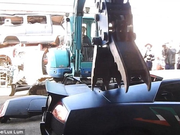 تحطيم السيارة اللامبورغيني كان عقاب سائقها على هذا الأمر .. فيديو