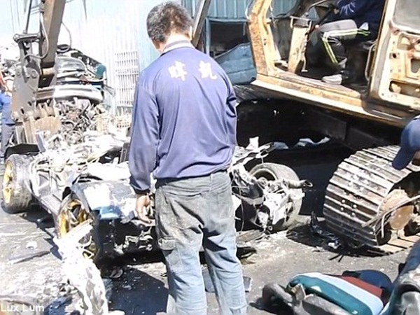 تحطيم السيارة اللامبورغيني كان عقاب سائقها على هذا الأمر .. فيديو