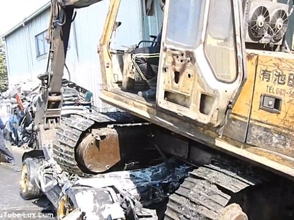 تحطيم السيارة اللامبورغيني كان عقاب سائقها على هذا الأمر .. فيديو