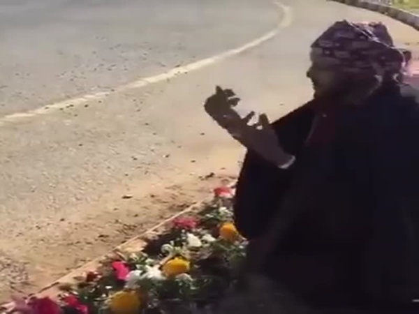 شاهد مواطن سعودي وهو يتوسل إلى نظام ساهر