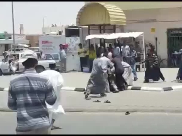 بالفيديو .. تضارب بين بائعين في القصيم والسبب