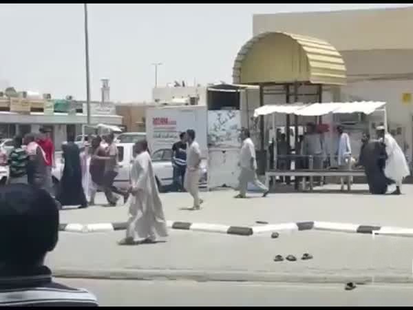 بالفيديو .. تضارب بين بائعين في القصيم والسبب