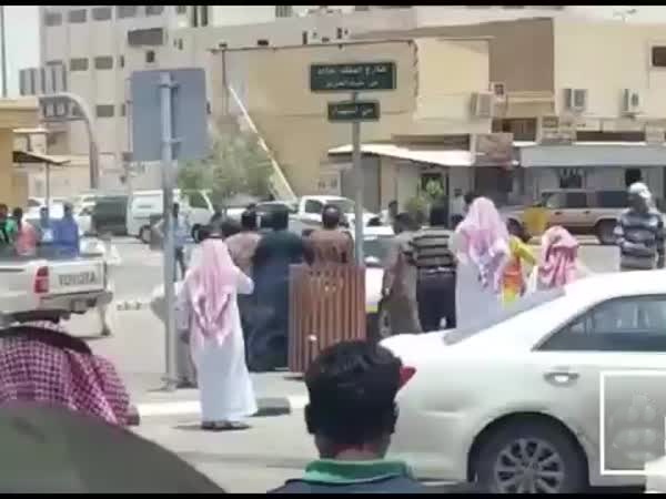 بالفيديو .. تضارب بين بائعين في القصيم والسبب