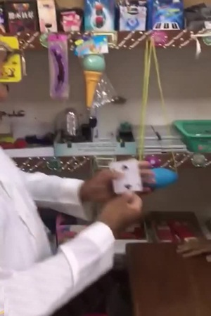 شاهد كيف يجذب هذا البائع الزبائن إلى متجره .. هل تتفق معه؟