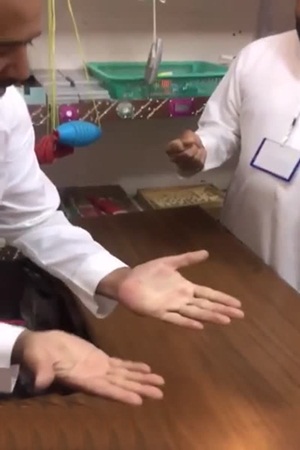 شاهد كيف يجذب هذا البائع الزبائن إلى متجره .. هل تتفق معه؟