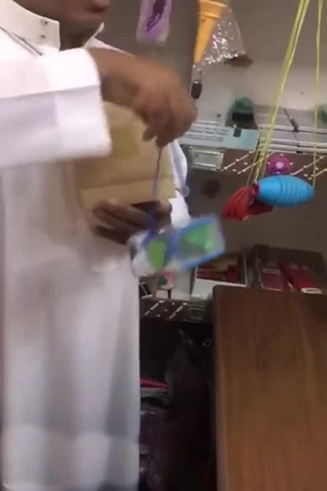 شاهد كيف يجذب هذا البائع الزبائن إلى متجره .. هل تتفق معه؟
