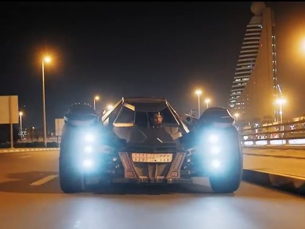 بالفيديو .. سيارة باتمان في شوارع دبي