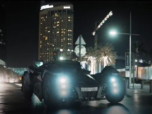 بالفيديو .. سيارة باتمان في شوارع دبي