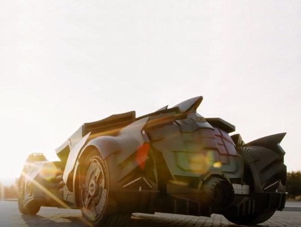 بالفيديو .. سيارة باتمان في شوارع دبي