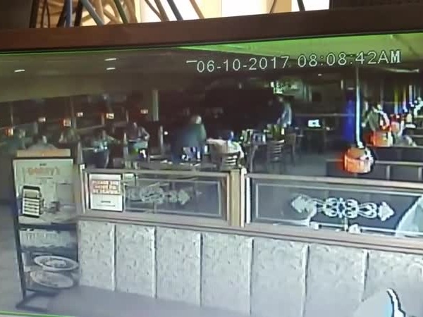 دخيل غير مرغوب به في مطعم بأمريكا .. فيديو