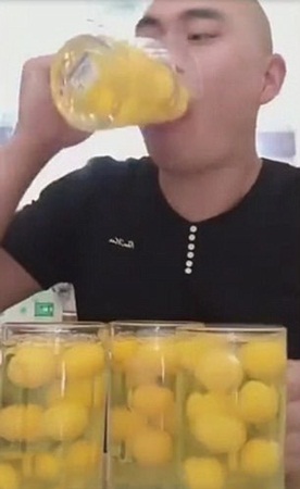 بالفيديو .. يتناول 50 بيضة نيئة لزيادة عدد متابعيه