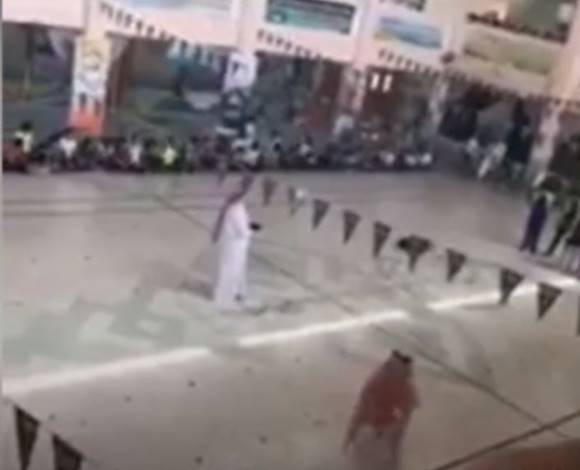 بالفيديو .. معلم يفحط داخل المدرسة أمام التلاميذ