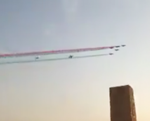 بالفيديو .. عرض جوي بين السهام الحمراء والصقور السعودية يذهل الجميع