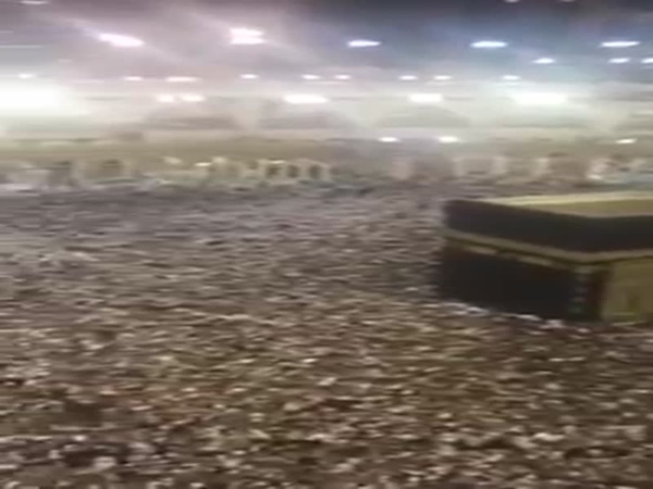 تعرف على حقيقة توقف الطواف بالكعبة .. فيديو